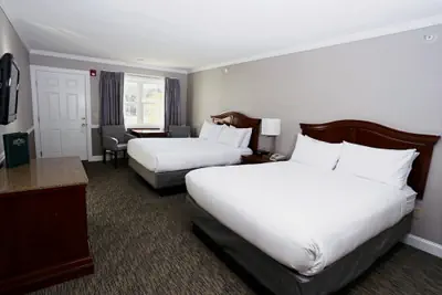 Photo 4 - Golden Gables Inn Dazzler Select by Wyndham