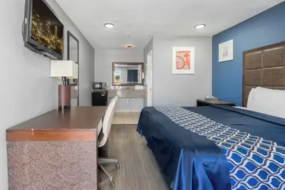 Photo 5 - Golden Inn Dallas by Hotel O
