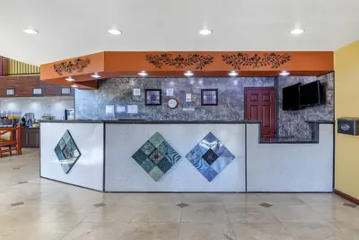 Photo 5 - Rose City Inn & Suites