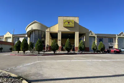Photo 2 - Rose City Inn & Suites