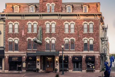 Photo 2 - The Black Hawk Hotel