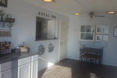 Photo 4 - Royal Inn