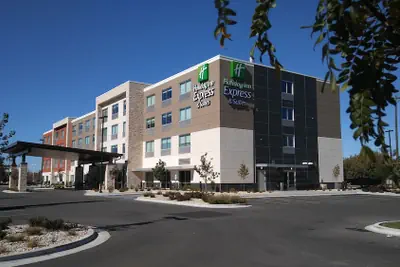 Photo 2 - Holiday Inn Express & Suites Boise Airport by IHG