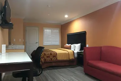 Photo 4 - Executive Suites Inn