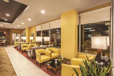 Photo 3 - La Quinta Inn & Suites by Wyndham Morgan Hill-San Jose South