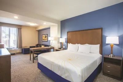 Photo 5 - La Quinta Inn & Suites by Wyndham Morgan Hill-San Jose South