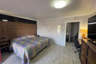 Photo 5 - Economy Inn