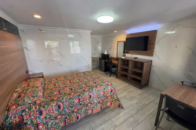 Photo 4 - Economy Inn