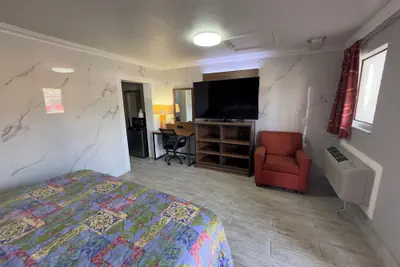 Photo 3 - Economy Inn