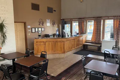 Photo 3 - Thunderbird Motel