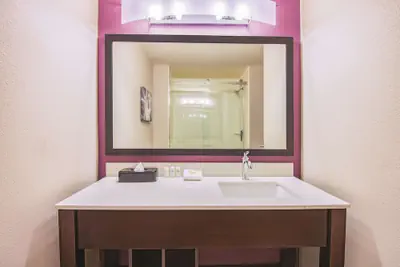 Photo 5 - La Quinta Inn & Suites by Wyndham York