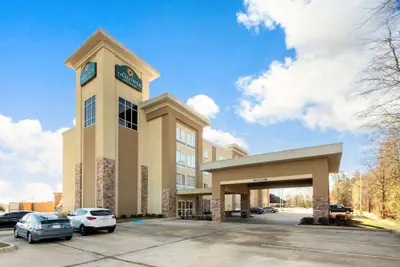 Photo 2 - La Quinta Inn & Suites by Wyndham West Monroe