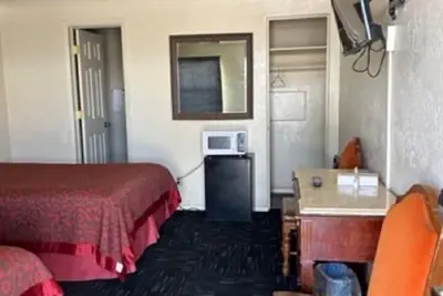 Photo 2 - Travelodge by Wyndham Gallup
