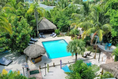 Photo 2 - Siesta Key Palms Resort