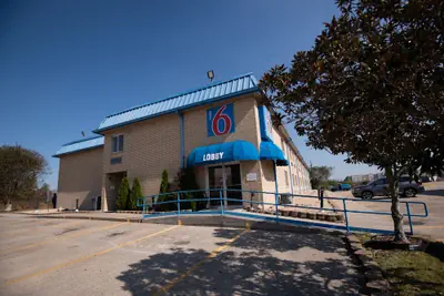 Photo 2 - Motel 6 New Iberia, LA