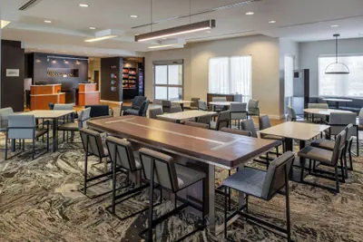 Photo 3 - Courtyard by Marriott Houston City Place