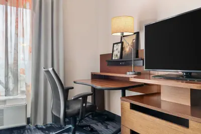 Photo 5 - Fairfield Inn & Suites by Marriott Alexandria