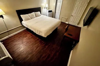 Photo 3 - Downbeach Inn