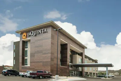 Photo 2 - La Quinta Inn & Suites by Wyndham Kingman