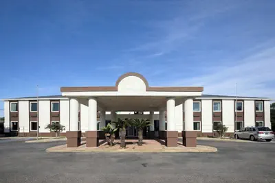 Photo 2 - Regency Inn and Suites