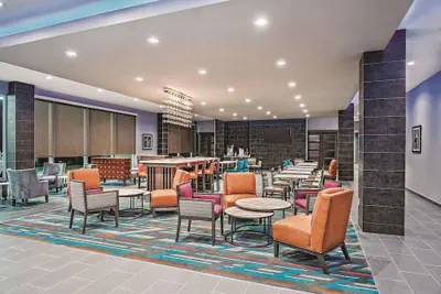 Photo 3 - La Quinta Inn & Suites by Wyndham Dallas Grand Prairie North