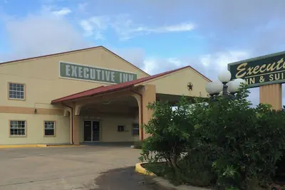 Photo 2 - Executive Inn & Suites Schulenburg