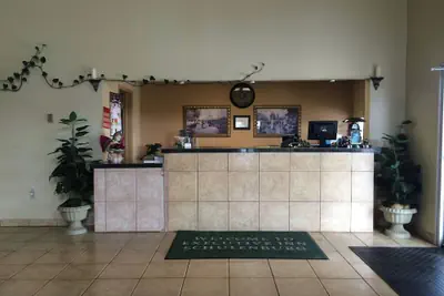 Photo 4 - Executive Inn & Suites Schulenburg