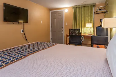 Photo 3 - Town Motel