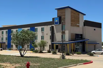 Photo 2 - Days Inn & Suites by Wyndham Colorado City/I-20