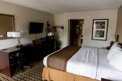 Photo 4 - Regency Inn