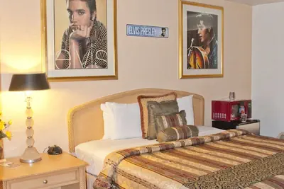 Photo 2 - El Trovatore Motel