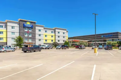 Photo 2 - Days Inn & Suites by Wyndham Lubbock Medical Center