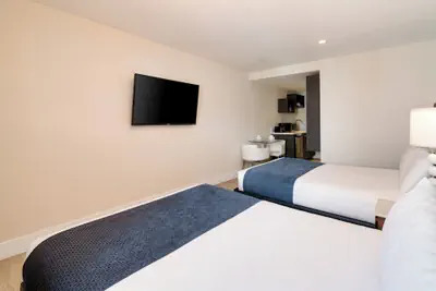 Photo 4 - Waterside Hotel and Suites