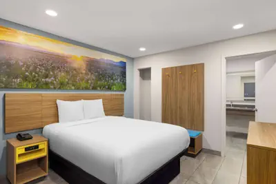 Photo 2 - Days Inn by Wyndham Bakersfield