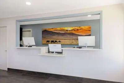 Photo 3 - Days Inn by Wyndham Bakersfield