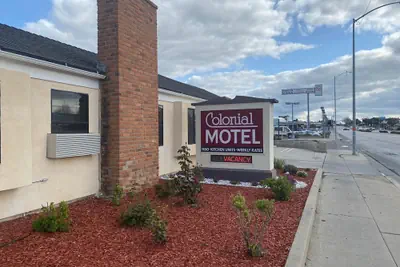Photo 2 - Colonial Motel