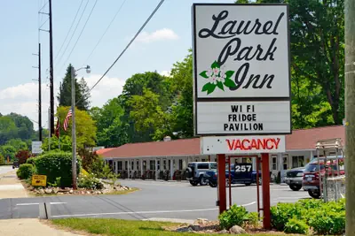 Photo 2 - Laurel Park Inn