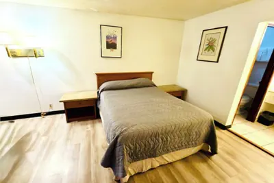 Photo 5 - Beaverton Budget Inn