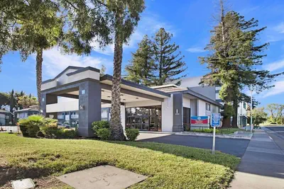 Photo 2 - SureStay Plus Hotel by Best Western Sacramento North