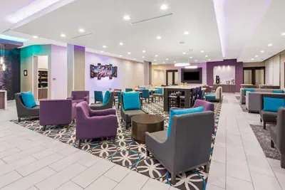 Photo 4 - La Quinta Inn & Suites by Wyndham McAllen La Plaza Mall