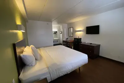 Photo 3 - SkyLight Inn Cleveland - Willoughby
