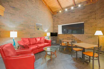 Photo 2 - SkyLight Inn Cleveland - Willoughby