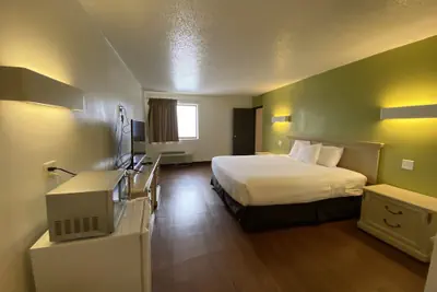 Photo 5 - SkyLight Inn Cleveland - Willoughby