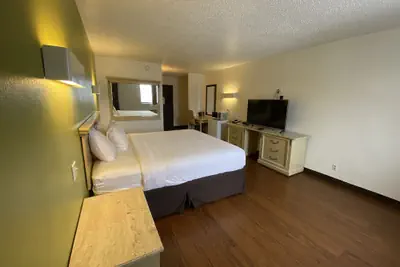 Photo 4 - SkyLight Inn Cleveland - Willoughby