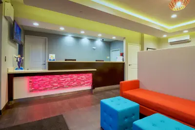 Photo 3 - Days Inn & Suites by Wyndham Port Arthur