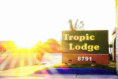 Photo 3 - Tropic Lodge
