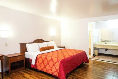 Photo 2 - Tropic Lodge