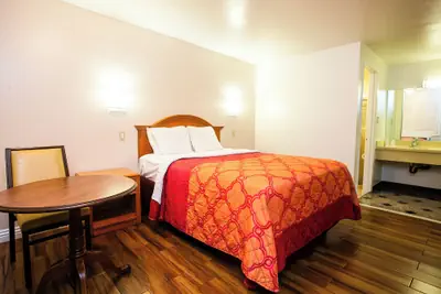 Photo 5 - Tropic Lodge