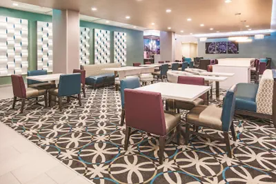 Photo 2 - La Quinta Inn & Suites by Wyndham Dallas Plano - The Colony