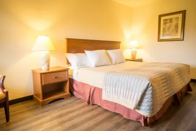 Photo 5 - Sunnyside Inn & Suites